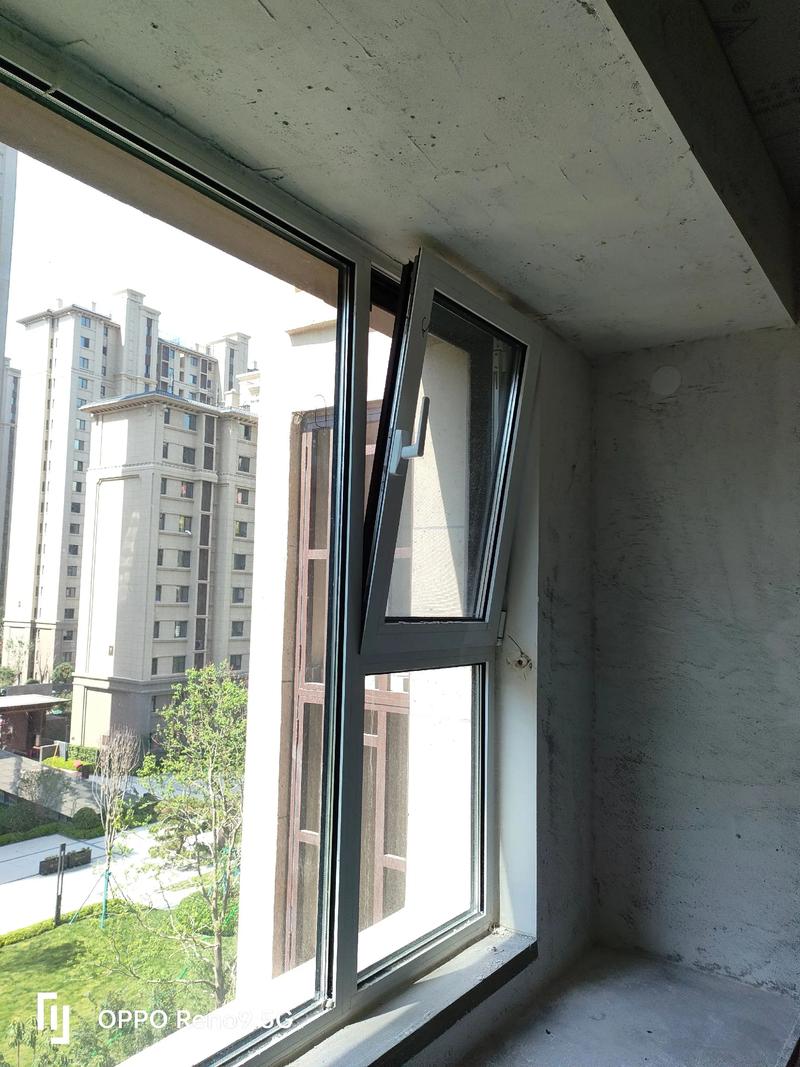 门窗人的日常 烈日与喧嚣中的坚守，温暖从“改上”开始